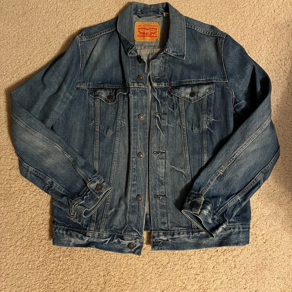 Levi denim jacket
Size large